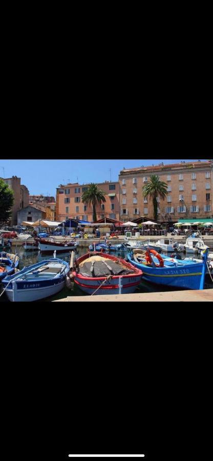 Ajaccio magnifique T2 37m2 centre ville vue mer au bord de la plage Neuf 4 couchages balcon parking privé fermé Clim wifi Exterior foto