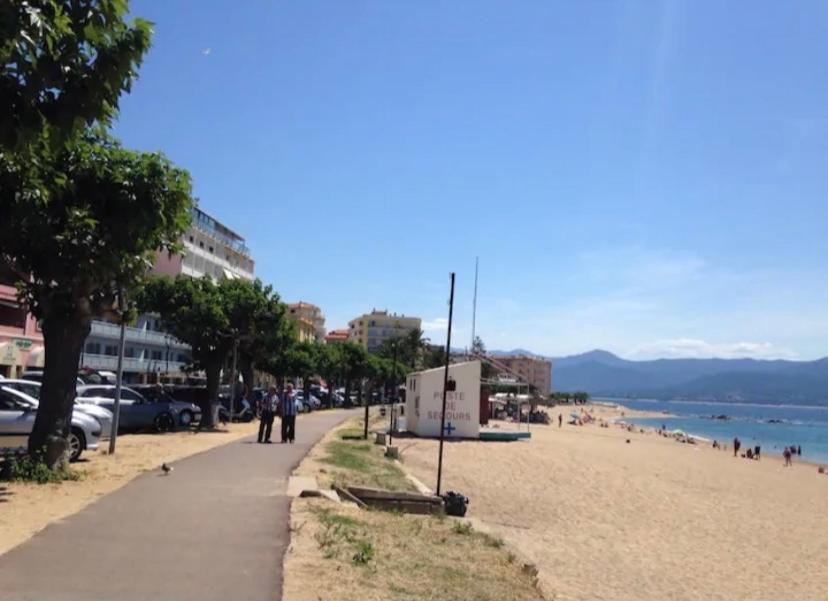 Ajaccio magnifique T2 37m2 centre ville vue mer au bord de la plage Neuf 4 couchages balcon parking privé fermé Clim wifi Exterior foto